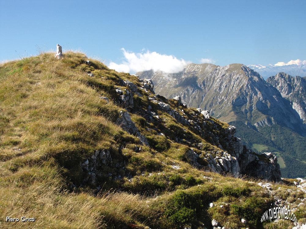 31 Omino di vetta Zucco Barbesino 2152 m..JPG